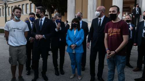 Μητσοτάκης - Σασόλι: Η τυχαία συνάντηση με Ιταλούς φοιτητές στο Ζάππειο [Εικόνες]