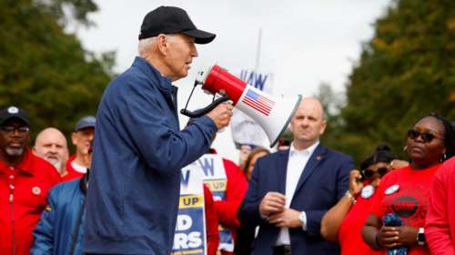 ΗΠΑ: Ο... συνδικαλιστής πρόεδρος - Ο Μπάιντεν με ντουντούκα μαζί με απεργούς εργάτες αυτοκινητοβιομηχανίας [Εικόνες]