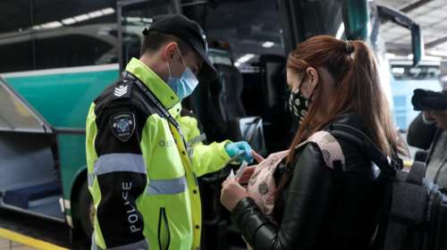 Εξονυχιστικοί οι έλεγχοι της ΕΛΑΣ: Κατέβασαν από λεωφορείο επιβάτες χωρίς έγγραφα - Αναστροφή για 300 αυτοκίνητα