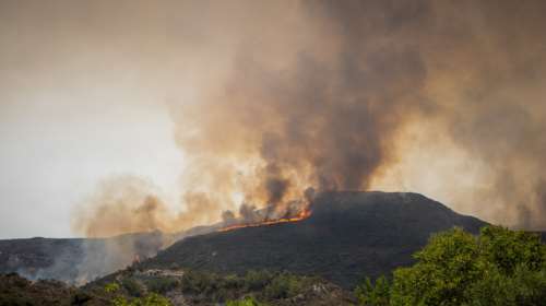 Φωτιά στη Ρόδο: Μάχη με τις αναζωπυρώσεις - Τρία τα ενεργά μέτωπα στο νησί