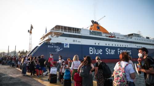 Κορυφώνεται το κύμα εξόδου των αδειούχων - Μεγάλη κίνηση σε λιμάνια και ΚΤΕΛ [βίντεο]