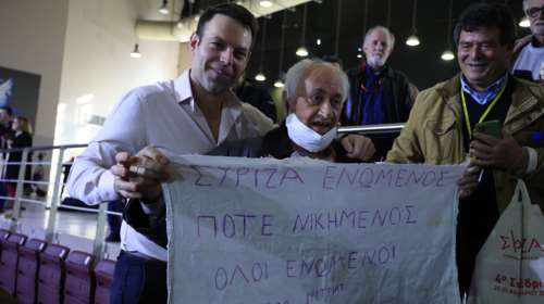 ΣΥΡΙΖΑ: Δεν έχασε την ευκαιρία ο Κασσελάκης - Σήκωσε και αυτός το πανό ενότητας που κρατούσε ηλικιωμένος