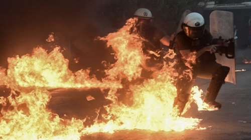 Θεσσαλονίκη: Επεισόδια με μολότοφ και δακρυγόνα στο ΑΠΘ - Δύο προσαγωγές