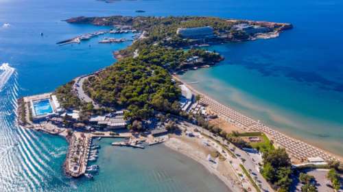 Πόσο κοστίζει μια βουτιά σε τρεις οργανωμένες παραλίες της Αττικής [πίνακες]