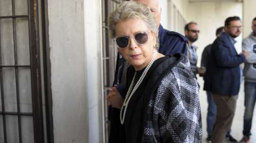 Αγωγή Έλενας Ακρίτα σε ιστοσελίδα για τον μαθητή που σηκώθηκε από το αμαξίδιο στην παρέλαση