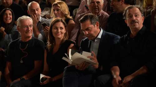 Η Μπέτυ Μπαζιάνα στο Ηρώδειο: Σικ, με μαύρη jumpsuit, μαζί με τον Αλέξη Τσίπρα [εικόνες]