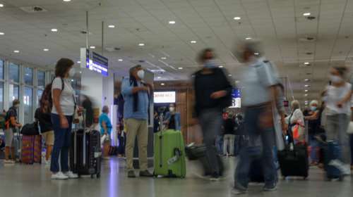 Επαναπατρίζονται Σέρβοι τουρίστες που βρέθηκαν θετικοί στην Εύβοια