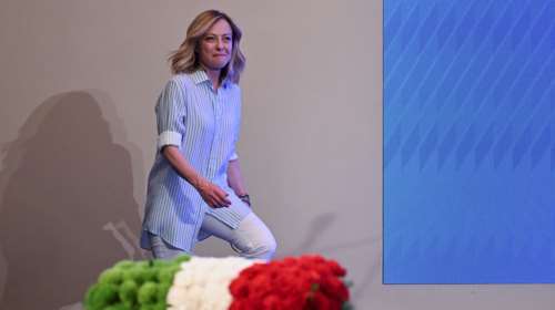 Η Μελόνι πέρασε τον πιο αυστηρό νόμο κατά της διεθνούς παρένθετης μητρότητας- Απαγορεύει στα ομόφυλα ζευγάρια να γίνουν γονείς