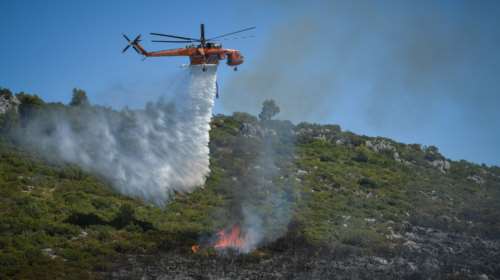 Φωτιά στην Τανάγρα: Στη μάχη ισχυρές επίγειες δυνάμεις, αεροσκάφη και ελικόπτερα