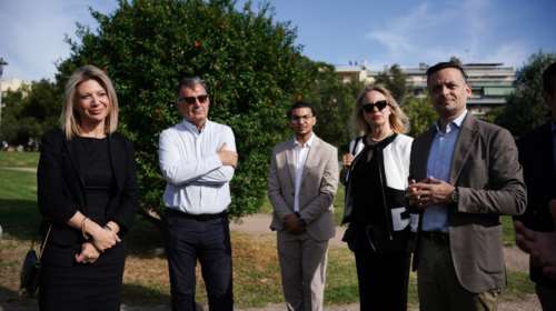Χάρης Δούκας και Μαρία Καρυστιανού στο σημείο που θα ανεγερθεί &quot;Το Δένδρο των Ψυχών&quot; για τα θύματα των Τεμπών