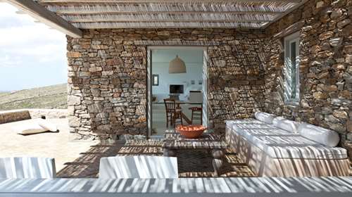Μύκονος: Η θερινή κατοικία στην παραλία Τηγάνι, που συνδυάζει το λευκό με την τοπική πέτρα και εντυπωσιάζει