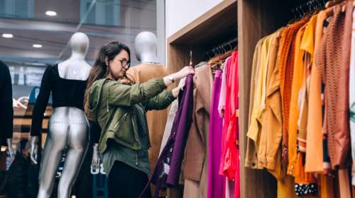 Η αγορά &quot;πληγώνεται&quot;: Πώς η καλοκαιρία πιέζει το λιανεμπόριο ρούχων και υποδημάτων