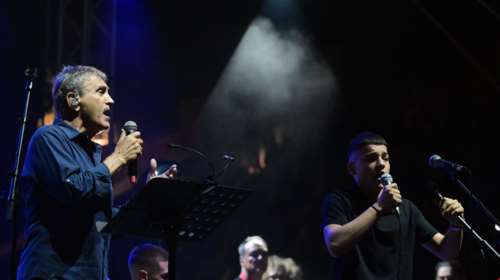 &quot;Teketzides&quot;: Ποιοι είναι οι 16χρονοι που εμφανίστηκαν με τον Νταλάρα στη μεγάλη συναυλία για τον Θεοδωράκη [βίντεο]