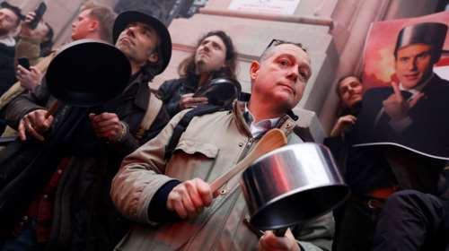 Γαλλία: Διαδηλωτές υποδέχτηκαν τον Μακρόν χτυπώντας κατσαρόλες και τηγάνια σε εργοστάσιο στην Αλσατία [Εικόνες]