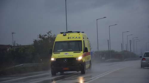 Σοβαρό τροχαίο με μηχανή στην Κατεχάκη – Τραυματίστηκαν δύο άτομα, το ένα σοβαρά