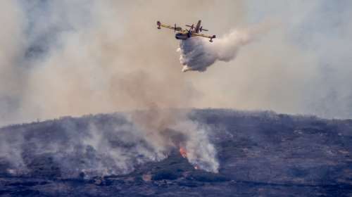 Φωτιά στη Λάρισα: Συνεχίζεται η μάχη να περιοριστεί η πυρκαγιά στην Αγιά - Κάηκε πυροσβεστικό όχημα, 2 τραυματίες πυροσβέστες [βίντεο]