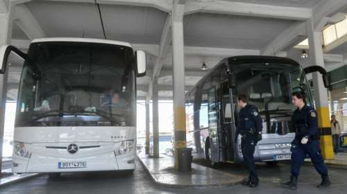 Εθνική Αθηνών-Πατρών: Επίθεση με πέτρες σε λεωφορείο του ΚΤΕΛ - Τραυματίστηκε ο οδηγός στο πρόσωπο από τα θραύσματα