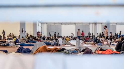 &quot;Αποχωρήστε οικειοθελώς για να μην καταδικαστείτε&quot;: Το υπουργικό έντυπο που θα διανέμεται στους μετανάστες