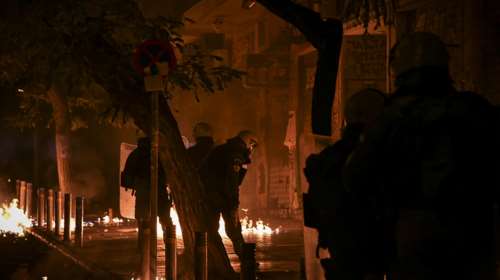 Νύχτα έντασης στα Εξάρχεια: Επίθεση με μολότοφ σε διμοιρία των ΜΑΤ - Κάηκαν δύο οχήματα