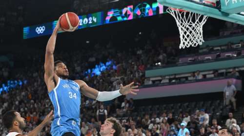 Ολυμπιακοί Αγώνες 2024: Το απίστευτο κάρφωμα του Γιάννη Αντετοκούνμπο και η επική αντίδραση του αδερφού του