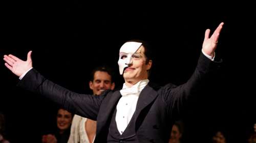 Αυλαία για το &quot;Φάντασμα της Όπερας&quot; έπειτα από 35 χρόνια - Παράσταση αφιερωμένη στον γιο του Βέμπερ που πέθανε από καρκίνο