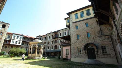 Συναγερμός στο Άγιον Όρος: Ένας νεκρός από φωτιά σε φορτηγό που έπεσε σε χαράδρα