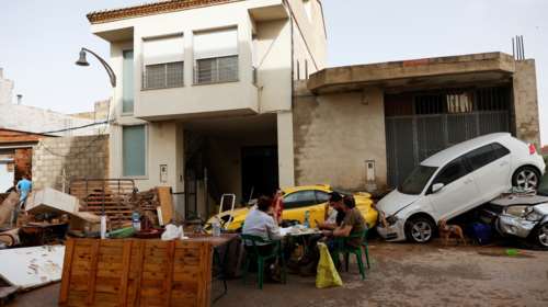 Βαλένθια: &quot;Βγάζουν πτώματα το ένα μετά το άλλο&quot; - Σοκαριστικές μαρτυρίες από Έλληνες για τις φονικές πλημμύρες