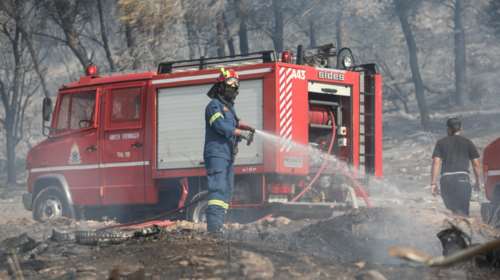 Σε εξέλιξη φωτιά στον Κουβαρά: Επιχειρούν 30 πυροσβέστες - Πού έχει διακοπεί η κυκλοφορία