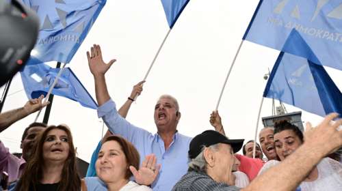 Εκλογές 2023: Πανηγυρισμοί και συνθήματα έξω από τα γραφεία της ΝΔ - &quot;Όλη η Ελλάδα είναι μπλε&quot; [Εικόνες - Βίντεο]