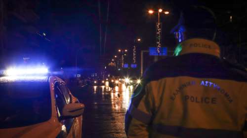 Θεσσαλονίκη: Τράκαραν ταξί με μηχανή και ο δικυκλιστής άφησε με μπουνιά τον ταξιτζή αναίσθητο – Σοκαριστικό βίντεο