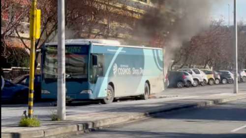 Θεσσαλονίκη: Λεωφορείο τυλίχθηκε στις φλόγες - Αποβιβάστηκαν οι επιβάτες [βίντεο]