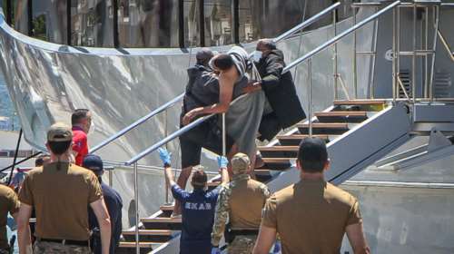 Ναύγιο στην Πύλο: To BBC αμφισβητεί την εκδοχή του Λιμενικού - &quot;Μας έδεσε αριστερά και μετακινηθήκαμε όλοι δεξιά&quot;