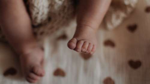 Θεσσαλονίκη: Ελεύθεροι με προφορική εντολή εισαγγελέα οι γονείς που άφησαν το βρέφος στο μπαλκόνι