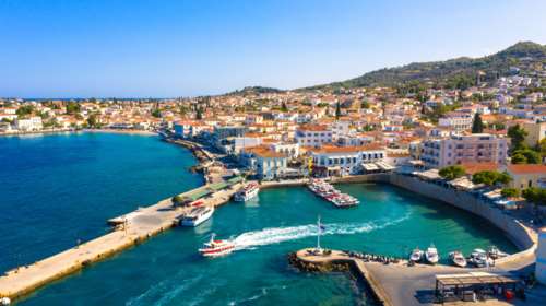 Σύγκρουση θαλαμηγού με υδροφόρo πλοίο στο λιμάνι των Σπετσών - Ενας ελαφρά τραυματίας