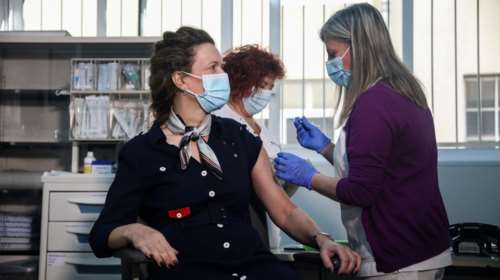 Στο τραπέζι η μη χορήγηση του εμβολίου της AstraZeneca στους άνω των 65 ετών - Aλλαγές στο πρόγραμμα &quot;Ελευθερία&quot;