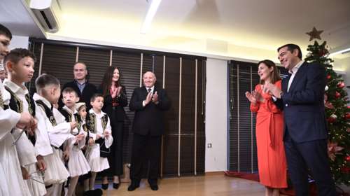 Αλέξης Τσίπρας: Άκουσε τα παραδοσιακά χριστουγεννιάτικα κάλαντα με την Μπέτυ Μπαζιάνα στην Κουμουνδούρου