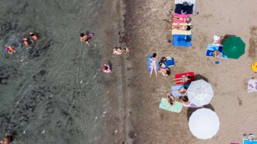 Το καλοκαίρι μπορεί να &quot;νικήσει&quot; τον κορονοϊό; - Τι ισχύει για μπάνια σε θάλασσα και πισίνα