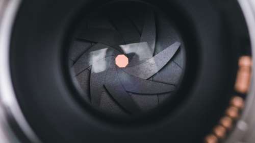 Χαλκιδική: &quot;Ξήλωσε&quot; τις ταμπέλες του καταλύματος και εξαφανίστηκε ο ξενοδόχος με τις κρυφές κάμερες