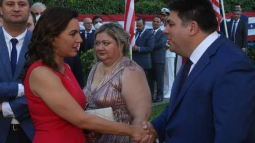 Ολγα Κεφαλογιάννη: Η σούπερ σικ, λαμπερή εμφάνιση με κόκκινο φόρεμα και ασημί κρίκους [εικόνες]