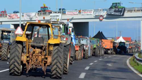 Επιμένουν οι αγρότες στα μπλόκα: Κλείνουν παρακαμπτηρίους στη Νίκαια, αποκλεισμοί σε τελωνεία, τρακτέρ σε εθνικές οδούς