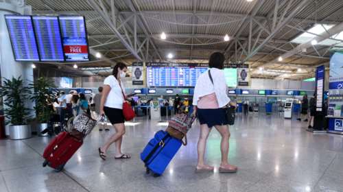 Κύπρος: &quot;Θεριακλής&quot; επιβάτης άναψε τσιγάρο στο αεροπλάνο και χαστούκισε την αεροσυνοδό όταν του έκανε παρατήρηση