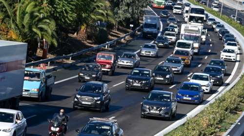 Ανετράπη φορτηγό στην Αθηνών-Λαμίας - Μόνο από την αριστερή λωρίδα η κίνηση των οχημάτων