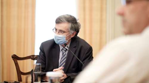Μασκοφόρος ο Τσιόδρας στη συνάντηση με Μητσοτάκη - Μαζί του Έλληνες ερευνητές για τον κορονοϊό [Εικόνες]