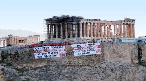 Απαράδεκτο: Το ΚΚΕ κρέμασε πανό πάνω στον Ιερό Βράχο της Ακρόπολης- Για τον πόλεμο και τις βάσεις