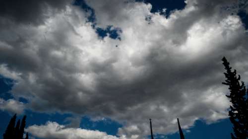 Καιρός: Συννεφιά σήμερα με υψηλές για την εποχή θερμοκρασίες - Πού αναμένεται να βρέξει