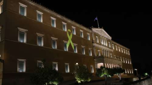 Η Βουλή φωτίστηκε με την χρυσή κορδέλα της ελπίδας - Μήνυμα στήριξης στον αγώνα κατά του παιδικού καρκίνου [εικόνες]