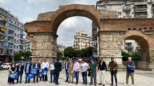 &quot;Θρύλοι&quot; των γηπέδων φόρεσαν τα γάντια τους και μάζεψαν σκουπίδια [Βίντεο]