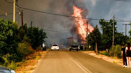 Χωρίς ενεργό μέτωπο η φωτιά στην Ηλεία: Μάχη με τις διάσπαρτες εστίες - Η εικόνα από τις υπόλοιπες πυρκαγιές
