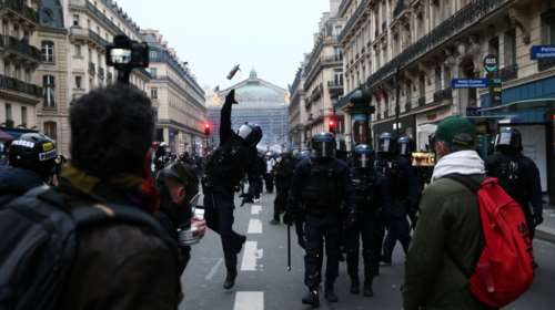 Δικαίως αντιδρούν οι Γάλλοι για τη σύνταξη στα 64; - Ανάλυση της Deutsche Welle