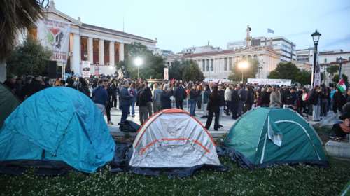 Ολονύκτια συγκέντρωση φοιτητών στα Προπύλαια υπέρ της Παλαιστίνης - Έστησαν σκηνές [εικόνες]